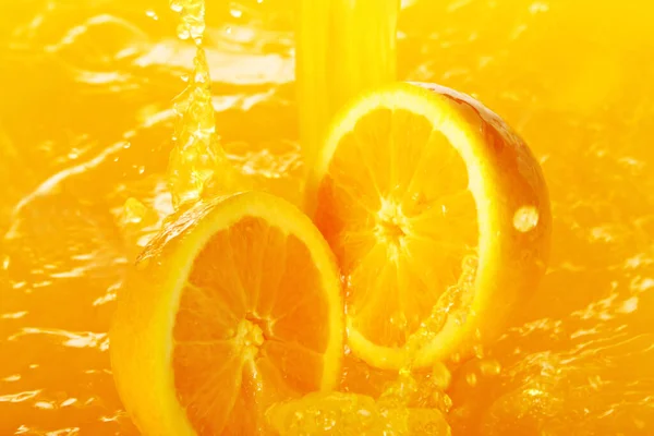 Φρέσκα Πορτοκάλια Που Πέφτουν Χυμό Πολλές Τεράστιες Πιτσιλιές — Φωτογραφία Αρχείου