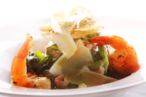 海鲜味蕾沙拉配虾仁和意大利面 — 图库照片
