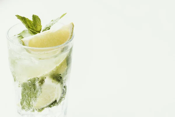 Trinken Mojito Cocktail Auf Dem Tisch — Stockfoto
