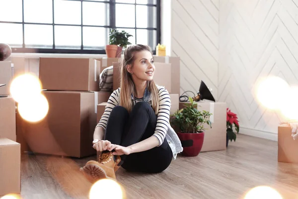 Cute Girl Podczas Przeprowadzki Domu — Zdjęcie stockowe