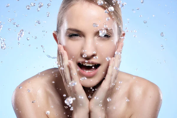 Jovem Bela Mulher Lavando Rosto — Fotografia de Stock