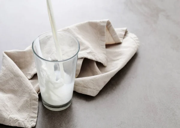 Пей Молоко Стакане — стоковое фото