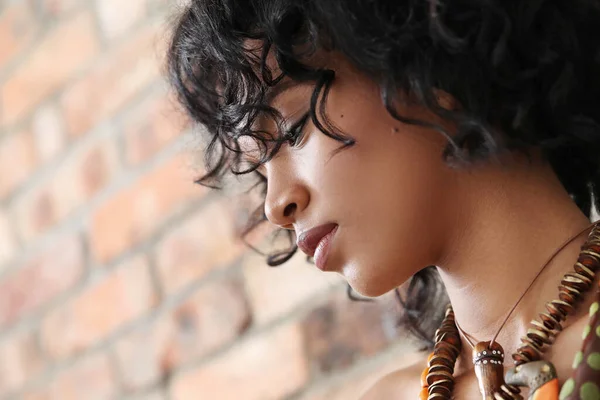 Mooie Vrouw Met Krullend Haar — Stockfoto