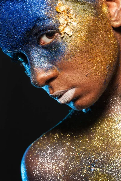 Retrato Uma Mulher Que Está Posando Coberta Tinta Azul Dourada — Fotografia de Stock