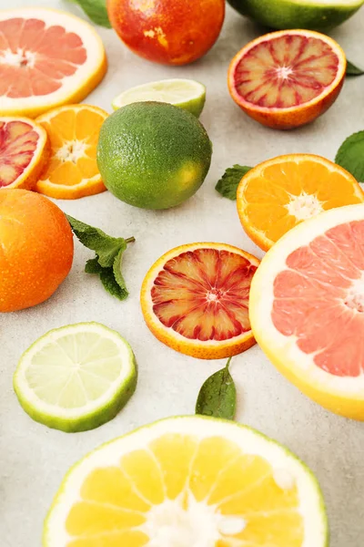 テーブルの上の様々な柑橘類 — ストック写真