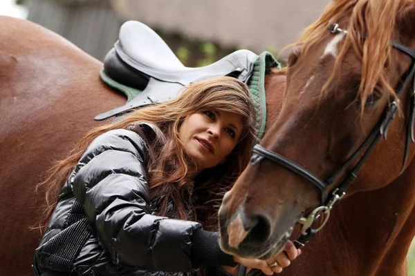 Mujer Hermoso Caballo Marrón —  Fotos de Stock