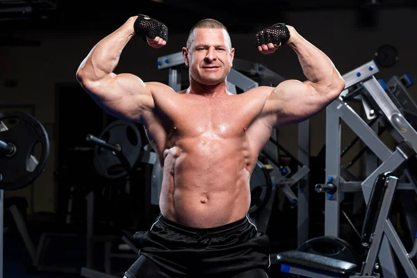 Handsome Muscular Man Working Out Gym — Stock Photo, Image