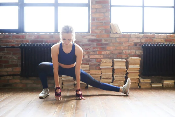 Spor Yaşam Tarzı Kadın Evde Fitness Seansı Yapıyor — Stok fotoğraf