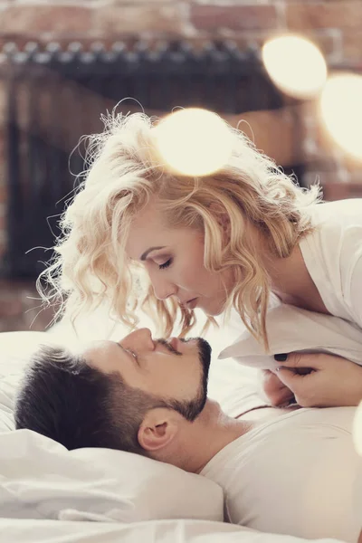 Yaşam tarzı. Yatakta güzel bir çift