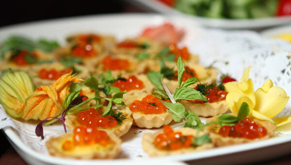 Закрыть тарлет красной икрой 