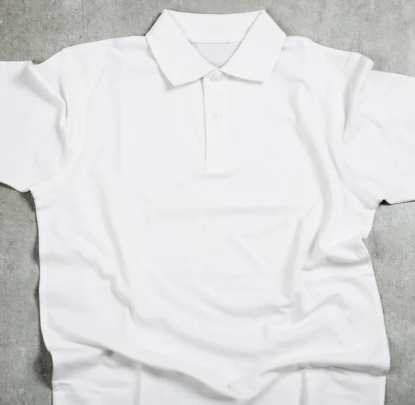 Camisa Blanca Sobre Mesa —  Fotos de Stock
