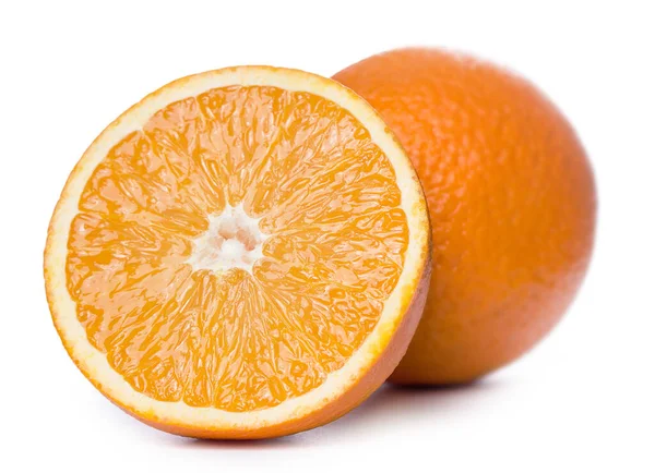 Néhány Szeletelt Egész Narancs Együtt Egy Fehér Háttér — Stock Fotó