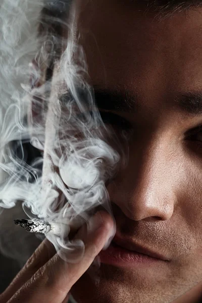 Jeune Beau Homme Capuche Fumant Cigarette — Photo