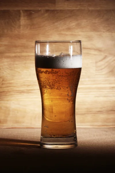 Glas Kaltes Bier Über Der Holzoberfläche — Stockfoto