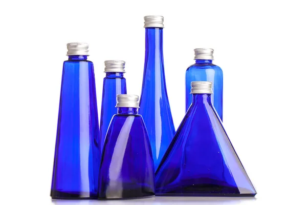 白色背景上的蓝色小瓶子 — 图库照片