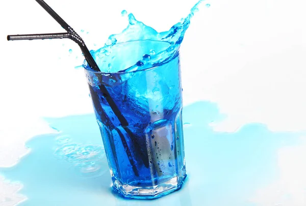 Cocktail Azul Frutas Com Salpicos Isolados Branco — Fotografia de Stock