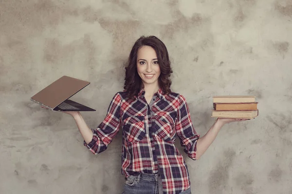 Leuke Vrouw Balanceren Laptop Boeken — Stockfoto