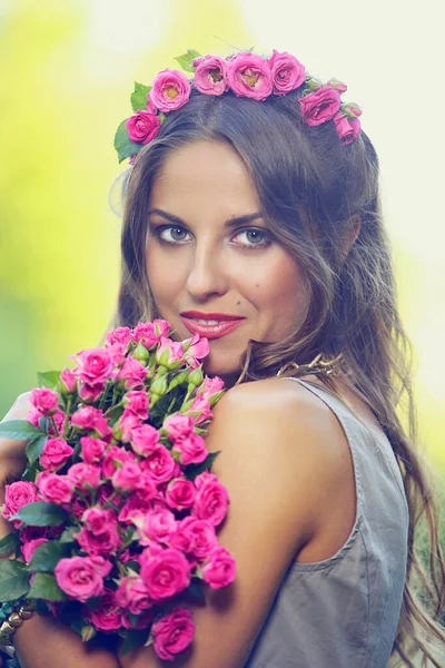Pembe Çiçek Tutan Güzel Bir Kızın Portresi — Stok fotoğraf
