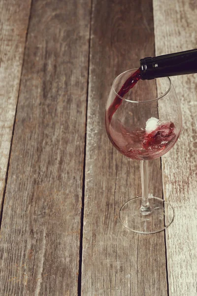 Bebida Alcoólica Vinho Tinto Derramando — Fotografia de Stock