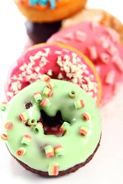 Bunte Und Leckere Donuts Auf Weißem Hintergrund — Stockfoto