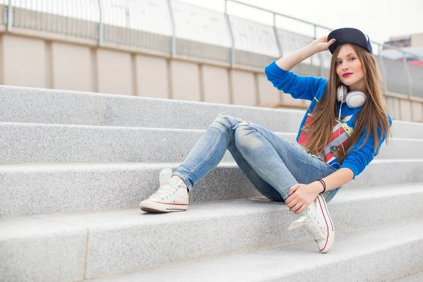 Ragazza Elegante Con Cuffie Capelli Lunghi Jeans Seduti Gradini — Foto Stock