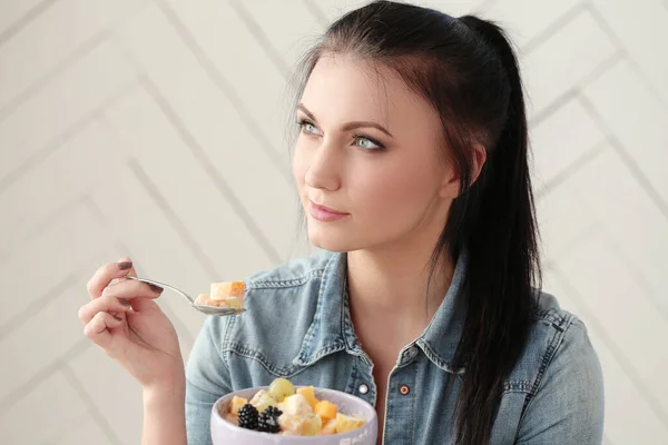 Mujer Desayunando Casa — Foto de Stock