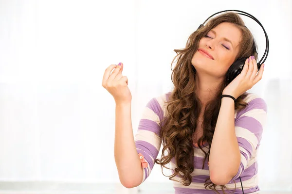 Retrato Una Hermosa Chica Que Escucha Música Sus Auriculares —  Fotos de Stock