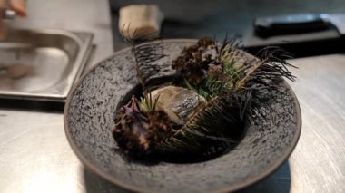 Tabakta yemek. Tabakta leziz bir morina balığı