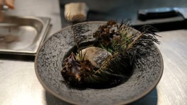 Tabakta yemek. Tabakta leziz bir morina balığı