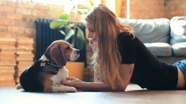 Köpeği evde olan genç bir kadın.