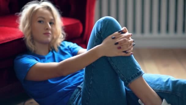 年轻美丽的女人在家里放松 — 图库视频影像