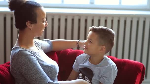 Szerető Anya Fiával Otthon — Stock videók