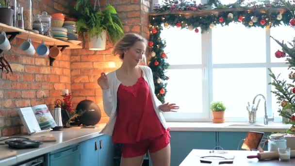 Weihnachten Schöne Frau Tanzt Morgen Der Küche — Stockvideo