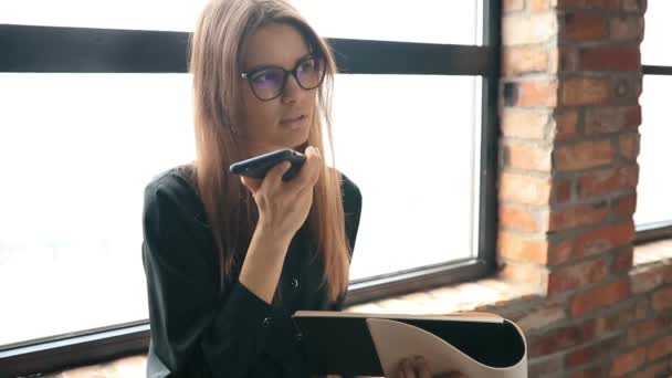 Mujer Negocios Hablando Por Teléfono Inteligente Oficina — Vídeos de Stock