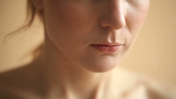 Ritratto Giovane Donna Naturale Con Capelli Biondi Posa Davanti Alla — Video Stock