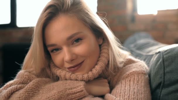 Genç Güzel Bir Kadın Evde Dinleniyor — Stok video