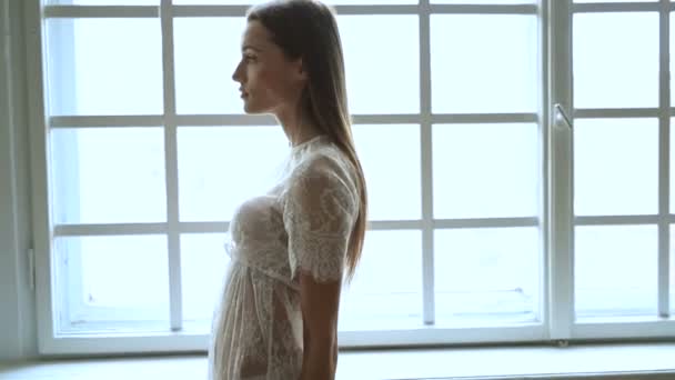 Μόδα Όμορφη Γυναίκα Που Παρουσιάζουν Στο Κομψό Λευκό Φόρεμα — Αρχείο Βίντεο