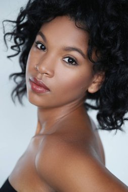 Kıvırcık saçlı güzel kız.