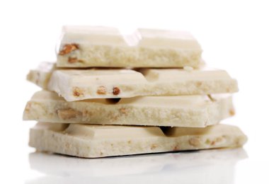 Masanın üzerinde beyaz çikolata parçaları.