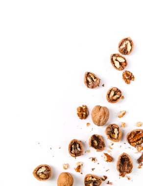 Yiyecekler. Cevizler masada.