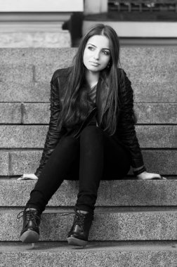 merdivenlerde genç ve güzel esmer