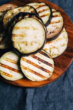 Yiyecekler. Patlıcan masada.