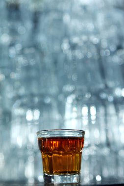 Bar masasında bir bardak soğuk viski.