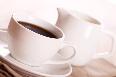 Bir fincan sıcak sade kahve.