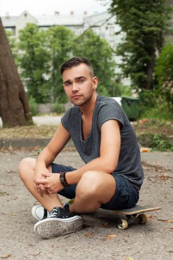 sokakta oturan yakışıklı bir adam portresi 