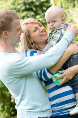 genç ve mutlu bir aile var eğlence parkında