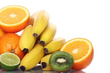 Beyaz arka planda taze meyve yığını