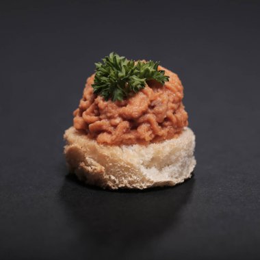 Yiyecekler. Siyah arka planda nefis aperatifler