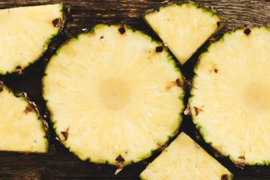 Tahta bir masada ananas.