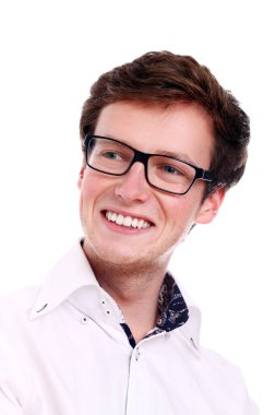 Gözlüklü beyaz arka plan üzerinde gülümseyen adam portresi